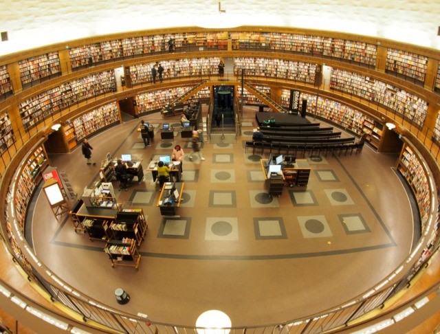 【世界一美しい首都】ストックホルムの３６０度本が並べてある市立図書館／現地特派員レポート