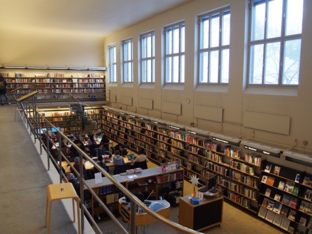 【世界一美しい首都】ストックホルムの３６０度本が並べてある市立図書館／現地特派員レポート