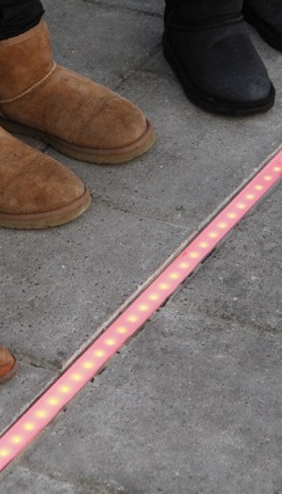 足元で信号の色が分かる！前方不注意なスマホ中毒者のための安全対策