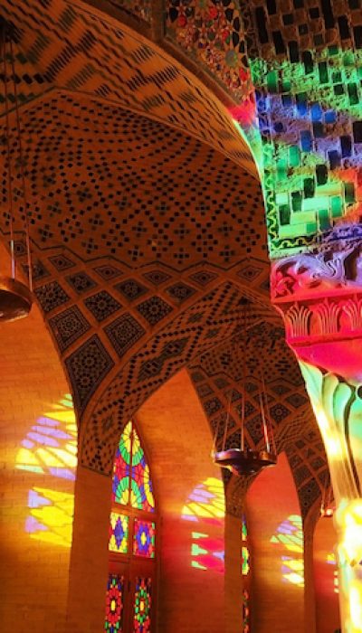 巨大な万華鏡？！イランのピンク・モスクに差し込むステンドグラスの光に包まれる。
