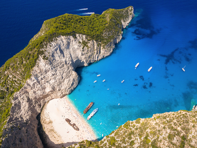 「紅の豚」の世界？船でしか行けない美しすぎる青の入江、ギリシャ・ザキントス島のナヴァイオビーチ