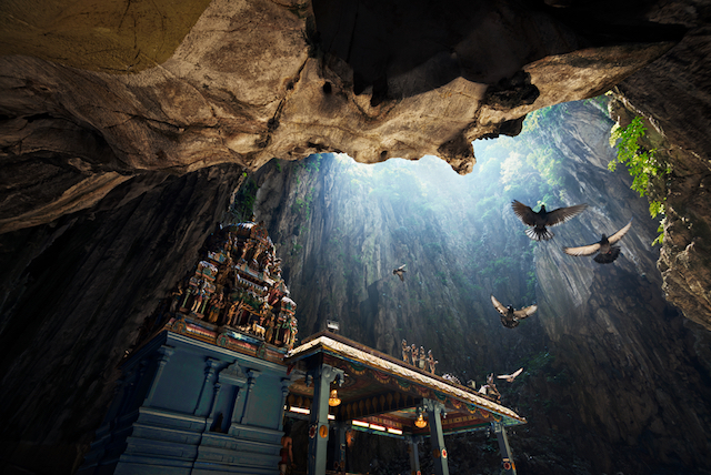 神聖にしてポップな世界が洞窟に広がる！マレーシアのバトゥ洞窟。