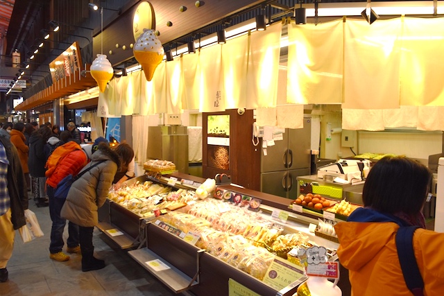 串焼きにどじょうのかば焼き！金沢・近江町市場で食べ歩きたいグルメ５選