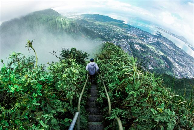 え？立入禁止？！ハワイ・オアフ島の絶景ポイント「天国への階段」