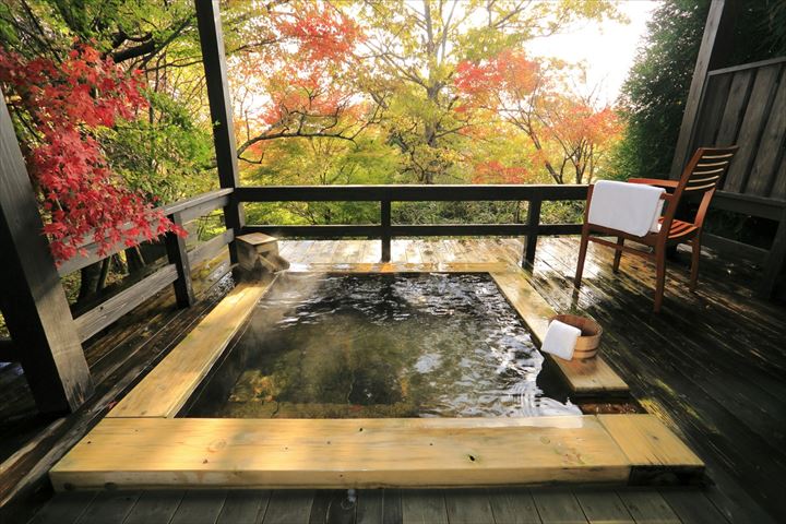 ご当地の紅葉を楽しむ、星野リゾート界の女子会プラン