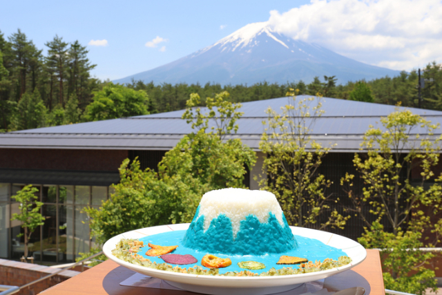 富士山見ながら“青い富士山カレー”がヤバい味!?