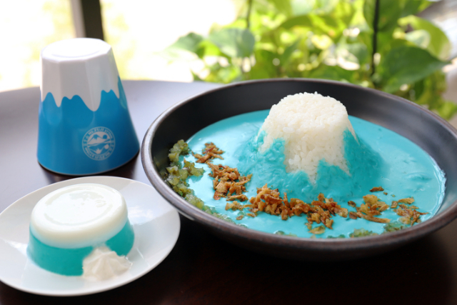 富士山見ながら“青い富士山カレー”がヤバい味!?