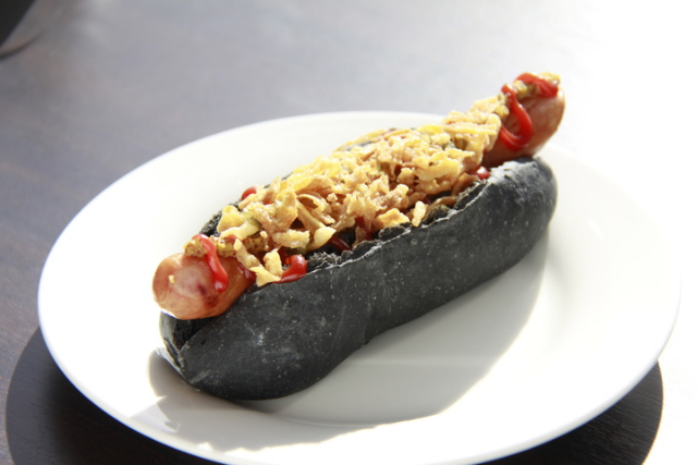 富士山見ながら“青い富士山カレー”がヤバい味!?