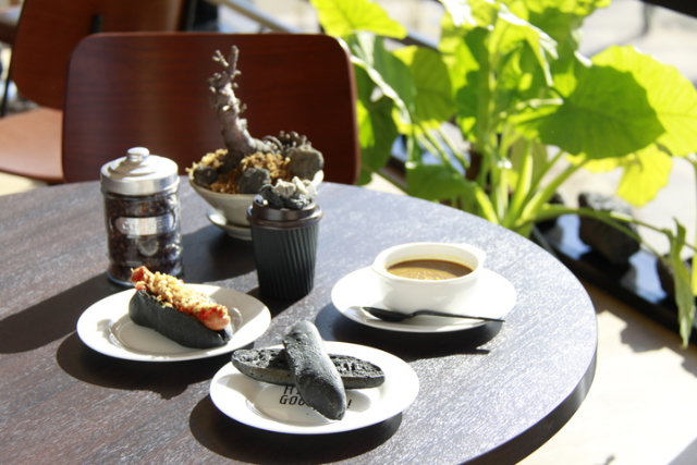 富士山見ながら“青い富士山カレー”がヤバい味!?