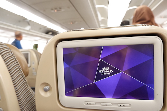 【機内食で世界巡り】クアラルンプール空港〜アブタビ空港「エティハド航空」エコノミークラス