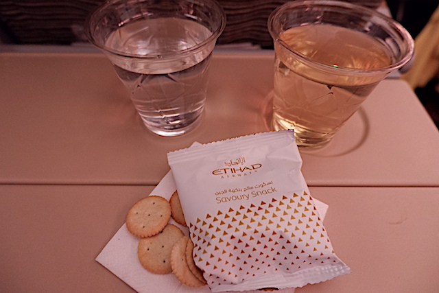 【機内食で世界巡り】クアラルンプール空港〜アブタビ空港「エティハド航空」エコノミークラス