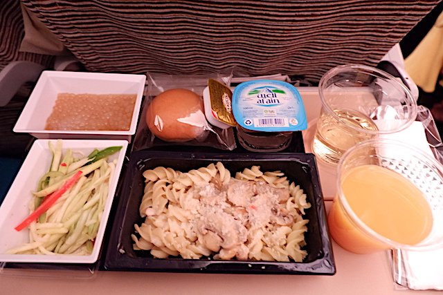 【機内食で世界巡り】クアラルンプール空港〜アブタビ空港「エティハド航空」エコノミークラス