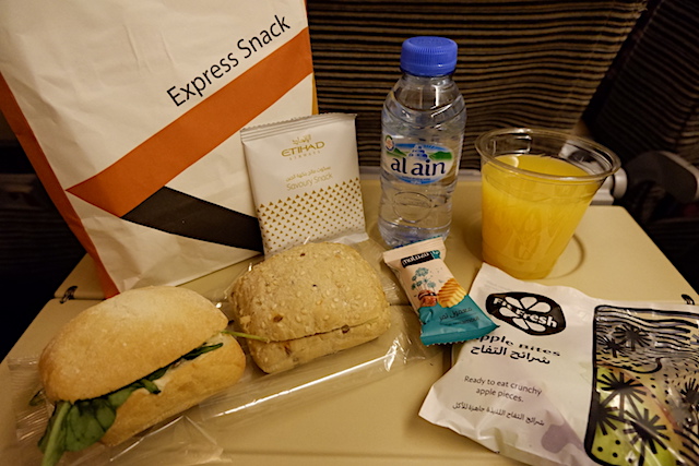 【機内食で世界巡り】クアラルンプール空港〜アブタビ空港「エティハド航空」エコノミークラス