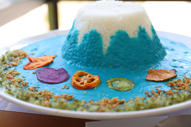 富士山見ながら“青い富士山カレー”がヤバい味!?
