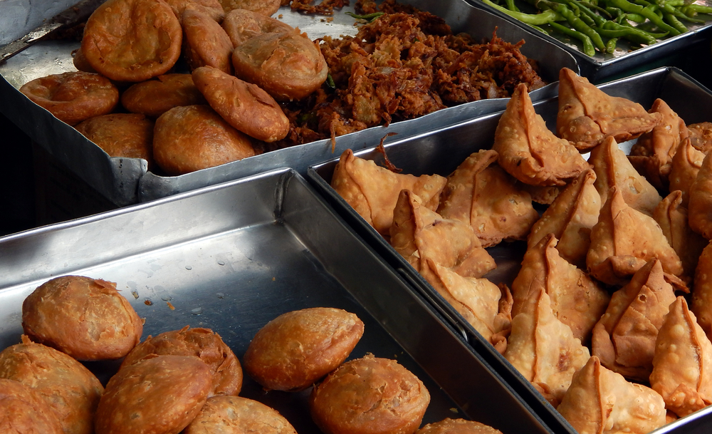 左がカチョリ、右がサモサ