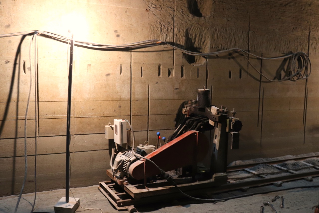 石を採掘する機械