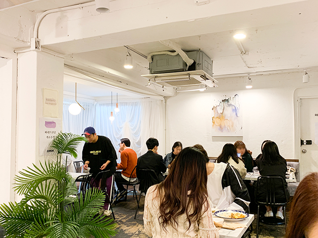 お店の中は女子とカップルが多め