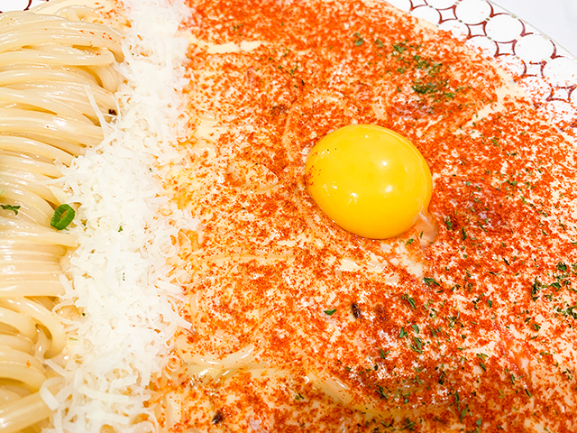 たくさんのスパイスと卵の黄身。