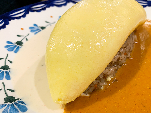 オムレツの下にライスが隠れてます