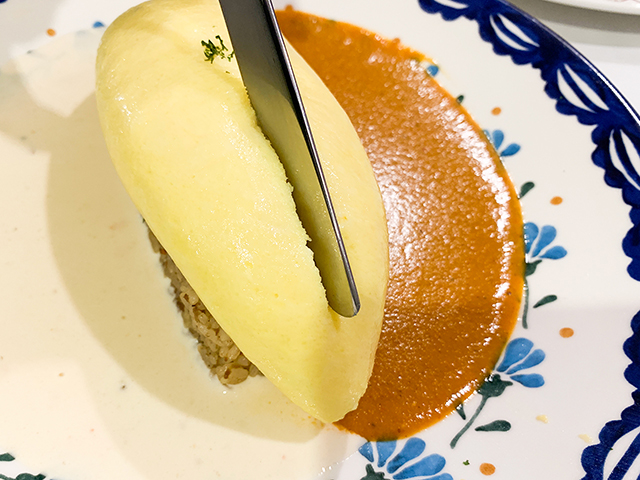 少しずつナイフを入れれ