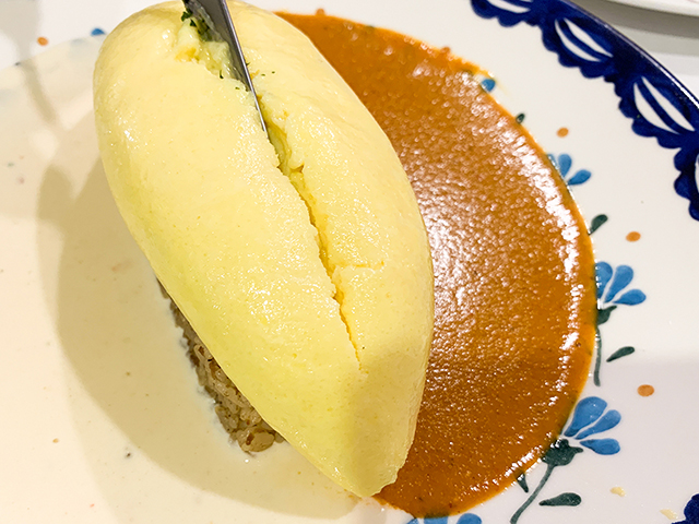 オムレツに切れ目を