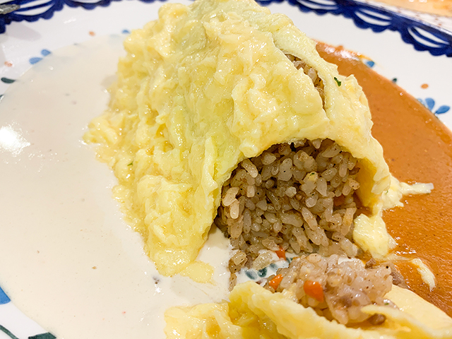 ふわふわのオムレツにスパイシーな焼き飯がぴったり！