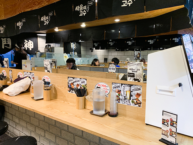 店内はカウンターがメイン