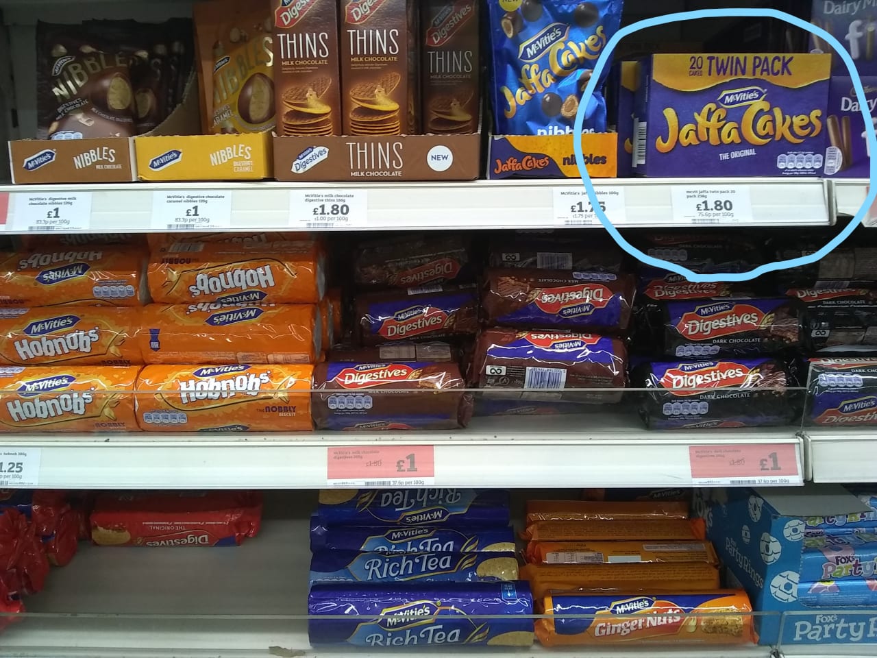 スーパーのビスケット売り場