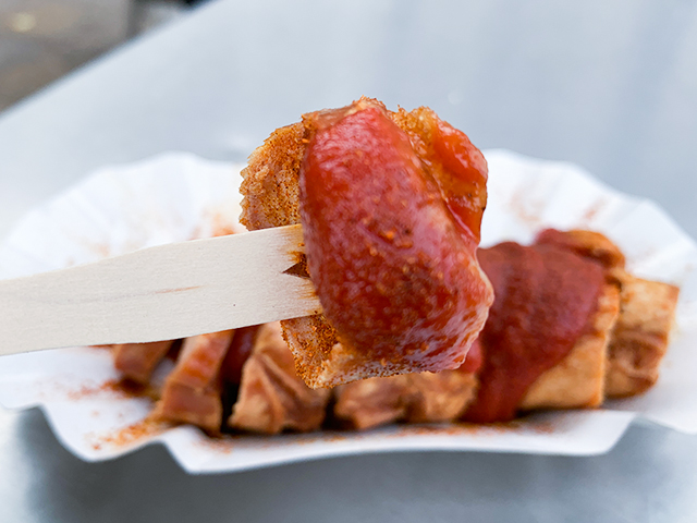 ソースはトマトソースっぽい。パウダーはスパイシー