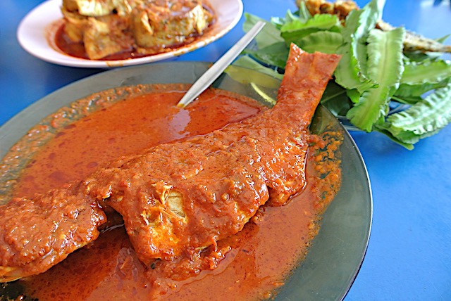 マレーシアの魚料理。ほぐした魚の身と、辛いスープをご飯にかけていただきます
