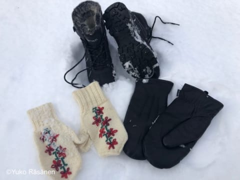 ミトンの手袋とスパイク付きブーツ