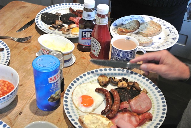 日本とはまるで異なる元旦の朝食風景。イギリス南東部のオックスフォードシャーの友人宅にて