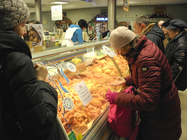 デパ地下的市場の鶏肉屋