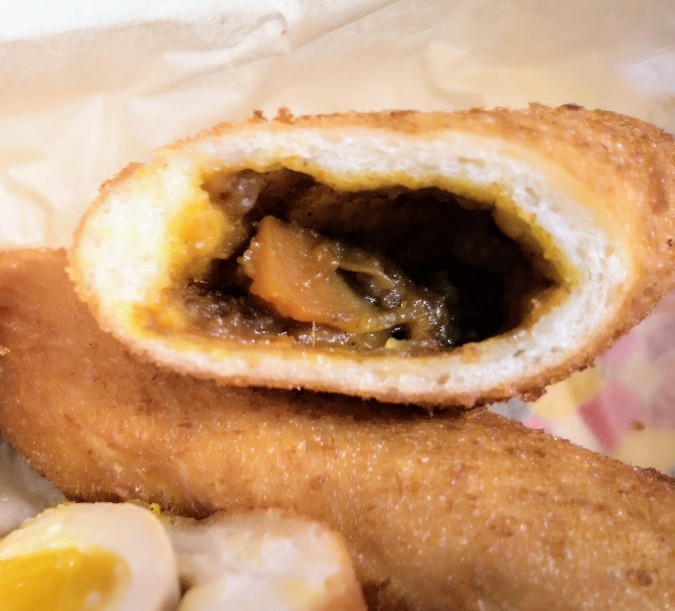おやつ+ブレッドちぃのパン　しっぽかれーぱんの中身