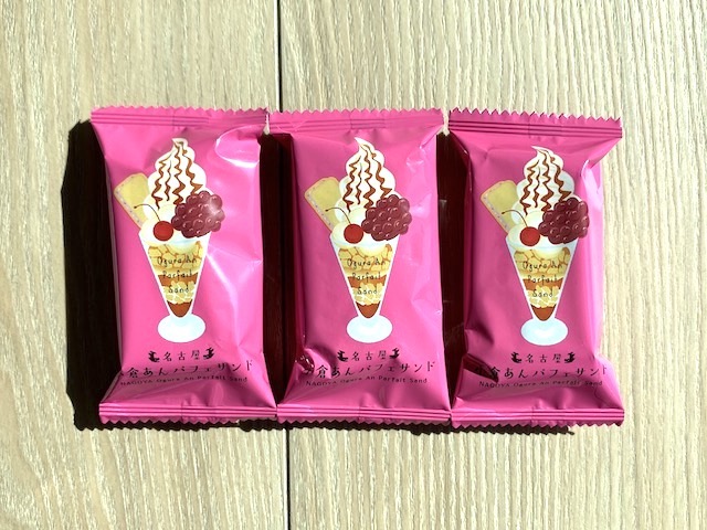 キャッチーな「小倉あんパフェサンド＜6個入り＞ 756円（税込）」のパッケージデザイン