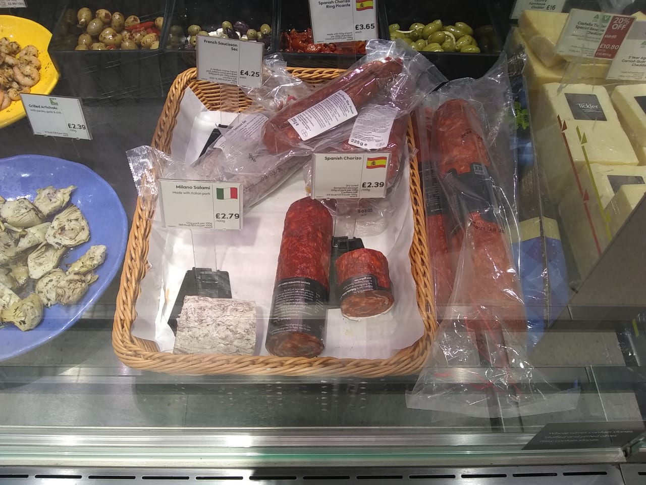 サラミやチョリソーなど