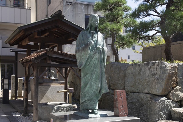 柴田神社　お市の方像