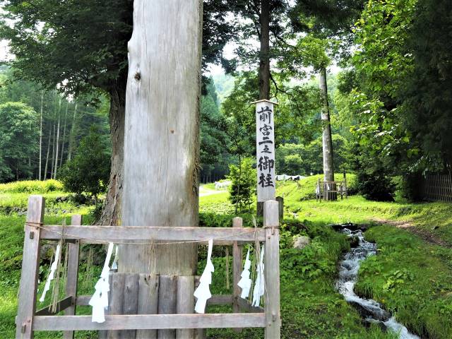 二之柱の向こうに三之柱