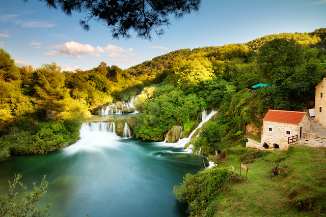【穴場絶景】ヨーロッパ一美しい滝で泳いでみませんか？クルカ国立公園