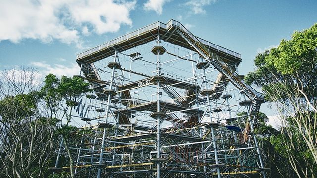 世界最大の巨大アスレチックタワー「万博BEAST」