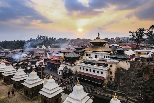 【ネパール】ヒンドゥー教の聖地を流れるガンジスの支流で見る火葬