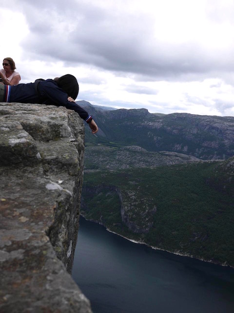 実はたどり着くまで死ぬほどキツイ、ノルウェーの絶景「プレーケストーレン」