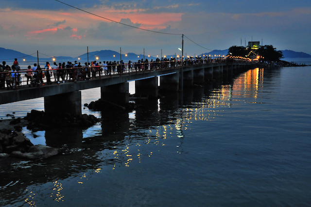 真夏の2日間だけ渡れる「しあわせ橋」　香川県三豊市　