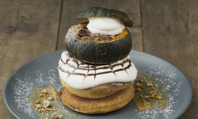 まるごとカボチャ・りんごをのせた「秋映え」スイーツ！月替わり限定のまるごとパンケーキが登場