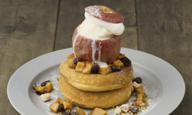 まるごとカボチャ・りんごをのせた「秋映え」スイーツ！月替わり限定のまるごとパンケーキが登場