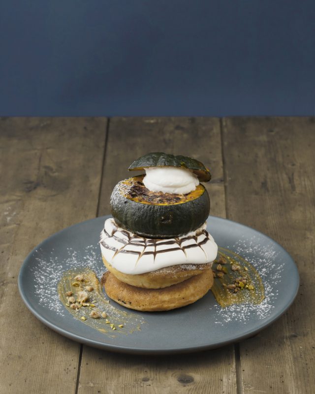 まるごとカボチャ・りんごをのせた「秋映え」スイーツ！月替わり限定のまるごとパンケーキが登場