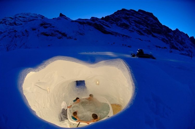 マイナス４０℃にも耐えられる寝袋で一夜を過ごす。スイスにあるアイスホテル