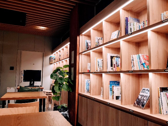 WeBase京都　ラウンジ本棚