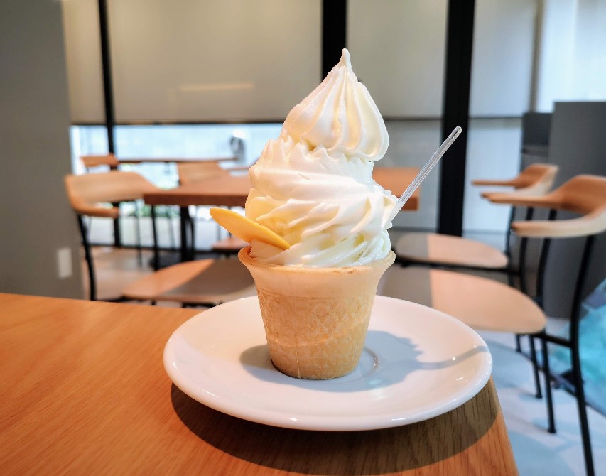 焼き芋専門店維新蔵ならまち店　王道ミルクソフトクリーム全体