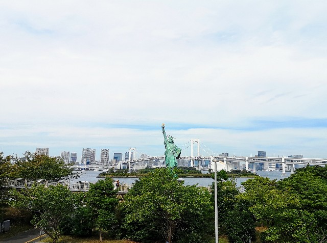 東京都お台場・自由の女神像と景色